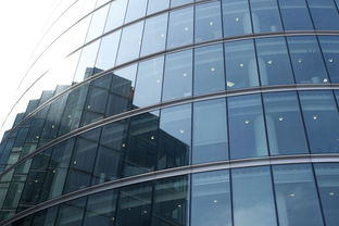 玻璃幕墻玻璃自爆與塑膠零配件 潛在原因與相互作用