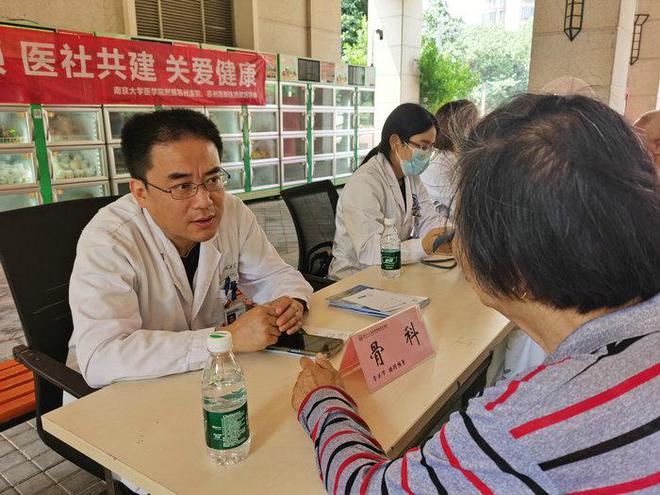 南大蘇州醫院深入社區開展義診活動，黨建共建三年持續服務群眾營養健康