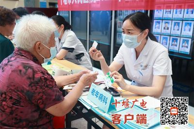 十堰市人民醫(yī)院2023年全國老年健康宣傳周活動(dòng)啟動(dòng) 營養(yǎng)健康咨詢服務(wù)進(jìn)社區(qū)